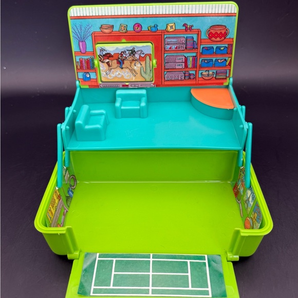 Vintage 1993 Caboodles Rec Room Playset Case Toy Biz w/Doll & Car Polly Pocket - Picture 5 of 13